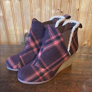 TOMS Kelsey 2.75" Wedge Heel Booties Boots Red Black Flannel Plaid 6